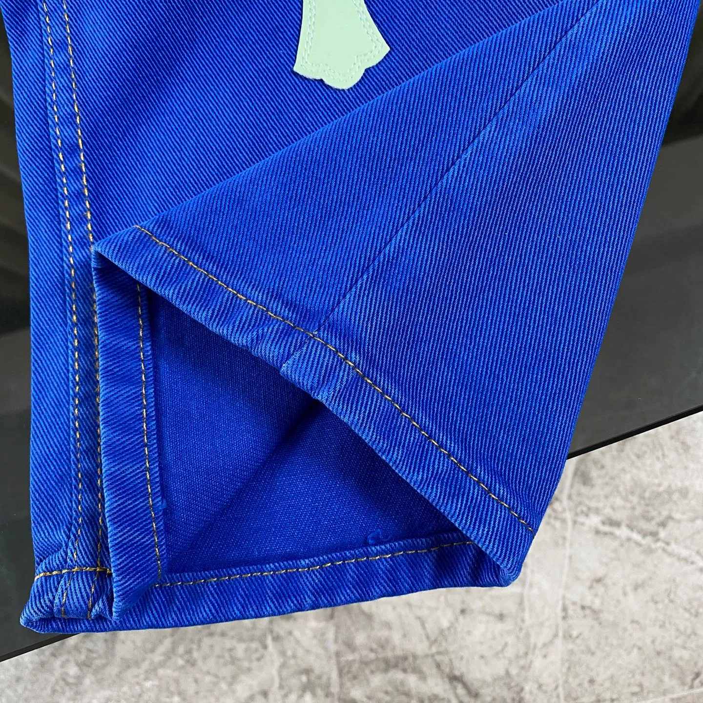 P250 CH Chromehearts 2025 New London Limited Double Blue Cross Patch Leather Jeans Jeans Top ceiling quality Styles with different washed textures are very friendly to people with thin legs and thick legs. The straight and loose version is very flattering to the leg shape. Moderate length that never goes out of style, easy to match with casually, basic styling for various styles, a must-have in the wardrobe! The fabric is stiff but also makes the upper body soft without losing texture. The washing process is even more perfect. It is a must-have item for everyone! ! ! Washed wheat, hang tag, pants label, three labels complete Color: blue Size: 28, 30, 32, 34